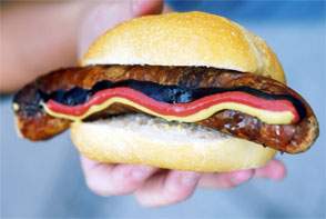 Bratwurstbr&ouml;tchen mit Deutschlandsenf